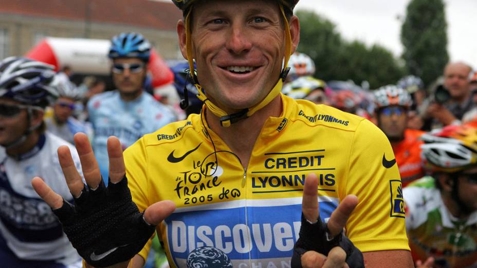 Lance Armstrong comemora sua 7ª vitória no Tour de France 2005 mostrando os 7 dedos