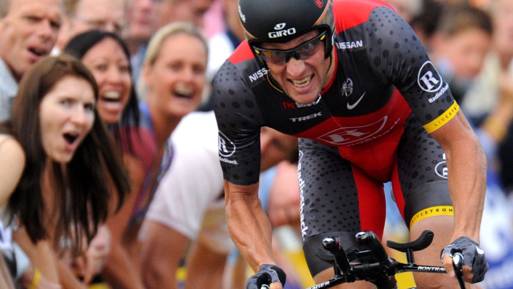 Lance Armstrong termina o prólogo do Tour de France 2010 sob os olhares das fãs