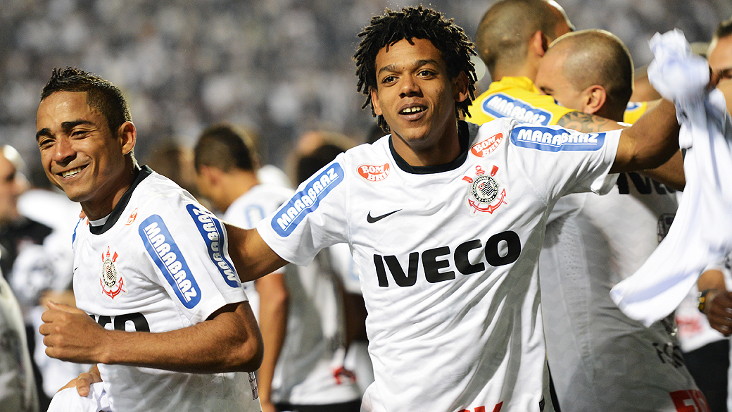 Jorge Henrique e Romarinho comemoram a conquista do título invicto do Corinthians da Libertadores