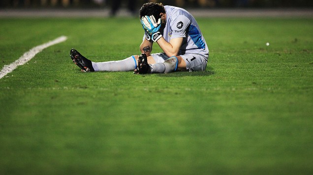 O goleiro Agustín Orión sentiu uma lesão no joelho esquerdo e deixou a partida