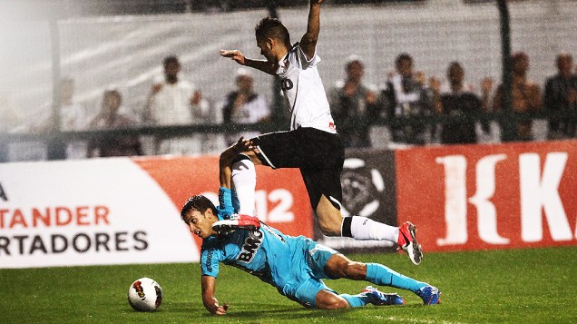 Lance da partida entre Corinthians e Santos durante segundo jogo da semifinal da Libertadores, no estádio do Pacaembu