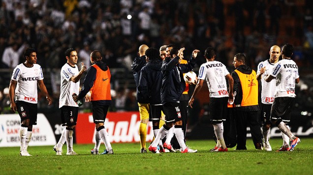 Jogadores do Corinthians comemoram final do jogo e está pela 1ª vez na final da Libertadores