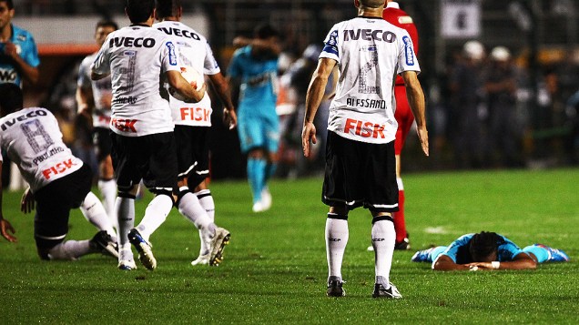Jogador Arouca caído no chão durante segundo jogo da semifinal da Libertadores, no estádio do Pacaembu