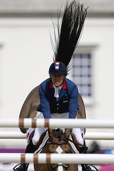 O francês Simon Delestre salta um obstáculo durante a competição de saltos individual, em 04/08/2012