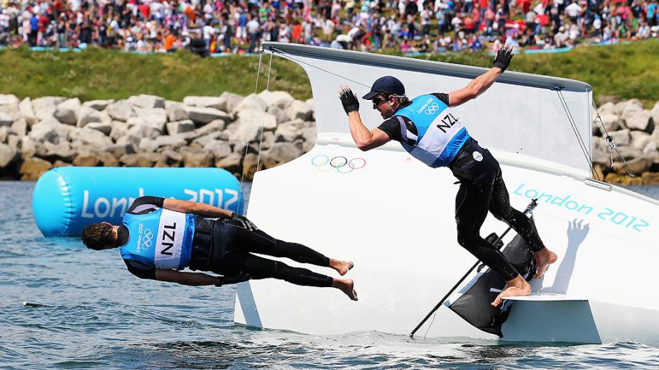 Peter Burling e Blair Tuke, da Nova Zelândia, comemoram a medalha de prata na prova de vela da Classe 49er, em 08/08/2012