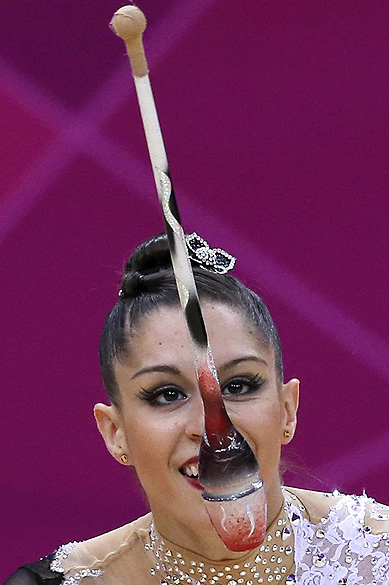 A espanhola Carolina Rodríguez compete durante prova do concurso individual geral da ginástica rítmica, em 10/08/2012