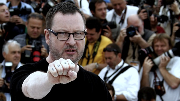 Lars Von Trier mostra sua tatuagem no lançamento de 'Melancolia', em Cannes: simpatia por Hitler e o nazismo