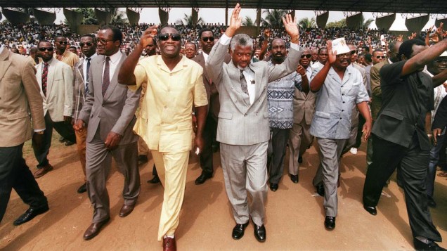 1994 - Laurent Gbagbo (óculos escuros e sorrindo) durante encontro com líderes da oposição na Costa do Marfim