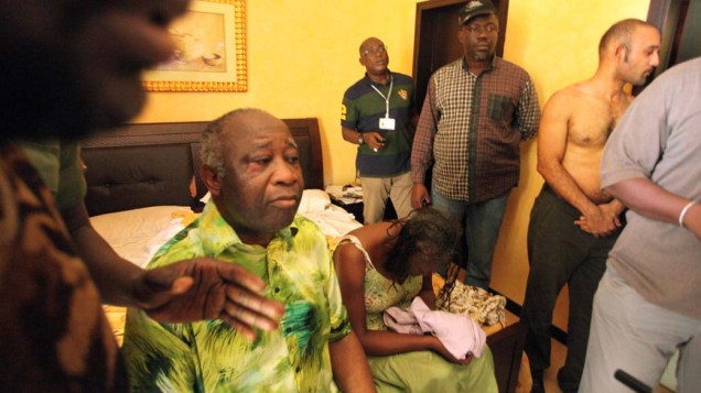 2011 - O ex-presidente marfinense Laurent Gbagbo ao lado de sua esposa Simone, após sua captura no dia 11 de abril, em Abidjan. Forças especiais francesas prenderam Gbagbo e o entregaram aos líderes da oposição, uma semana depois da ofensiva lançada pelas forças de Alassane Ouattara, presidente eleito. Gbagbo se recusava a reconhecer sua derrota nas urnas