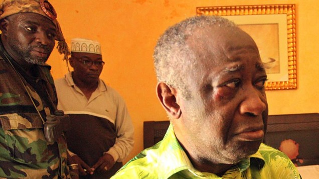 2011 - O ex-presidente marfinense Laurent Gbagbo após sua captura no dia 11 de abril, em Abidjan. Forças especiais francesas prenderam Gbagbo e o entregaram aos líderes da oposição, uma semana depois da ofensiva lançada pelas forças de Alassane Ouattara, presidente eleito. Gbagbo se recusava a reconhecer sua derrota nas urnas