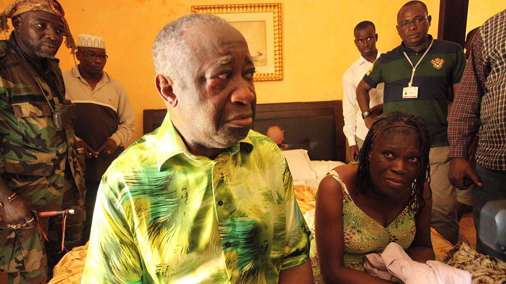 Laurent Gbagbo e sua esposa Simone no Hotel du Golf em Abidjan, após a sua detenção