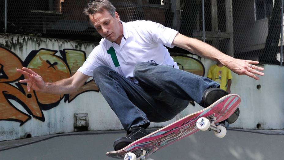 Um dos membros da Academia Laureus Tony Hawk, visita a rocinha