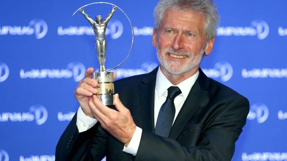 O ex-craque Paul Breitner recebe o prêmio Laureus representando o Bayern de Munique, melhor time de 2013