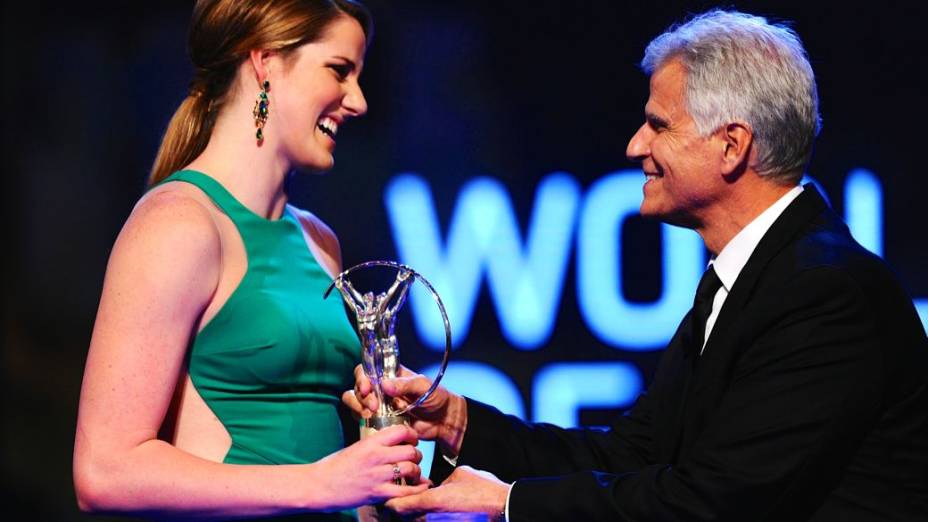A nadadora Missy Franklin recebe o Prêmio Laureus das mãos do ex-nadador Mark Spitz, em Kuala Lumpur, na Malásia