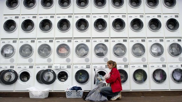 Mulher lava roupas em lavanderia na estaçao de trem de Berlim. As máquinas de lavar foram instaladas por uma empresa de eletrodomésticos em evento promocional durante a IFA 2011, a feira de tecnologia que encerra hoje na capital alemã.<br>  <br>  <br>   