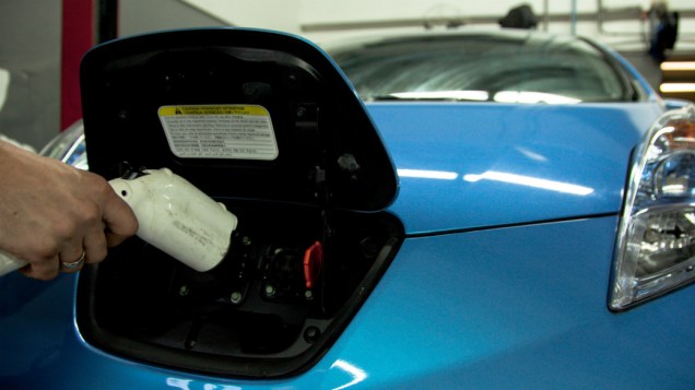 Abastecendo o Nissan Leaf: carga de 100% da bateria em oito horas, ou carga rápida parcial, em até meia hora