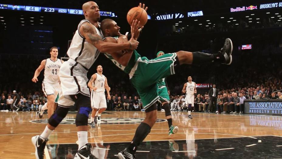 Leandrinho (à dir.) sofre falta no jogo entre Boston Celtics e Brooklyn Nets