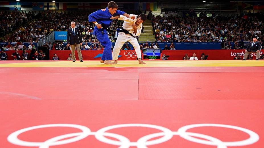 Leandro Cunha (de branco) durante combate em que perdeu para o polonês Pawel Zagrodnik logo na primeira luta, em 29/07/2012