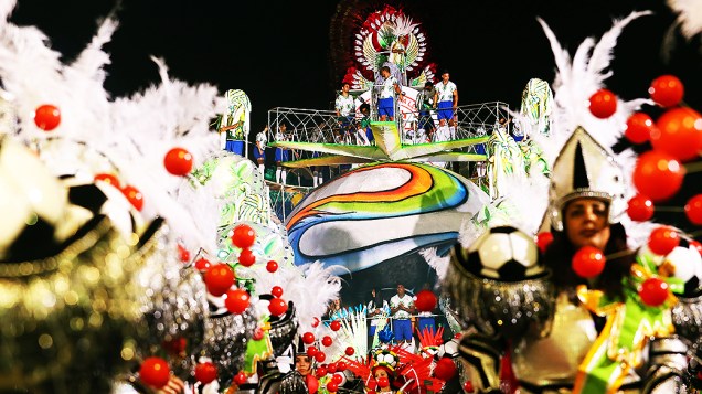 Leandro de Itaquera desfilou com o enredo "Ginga Brasil, futebol é raça. Em 2014 a Copa do Mundo começa aqui"