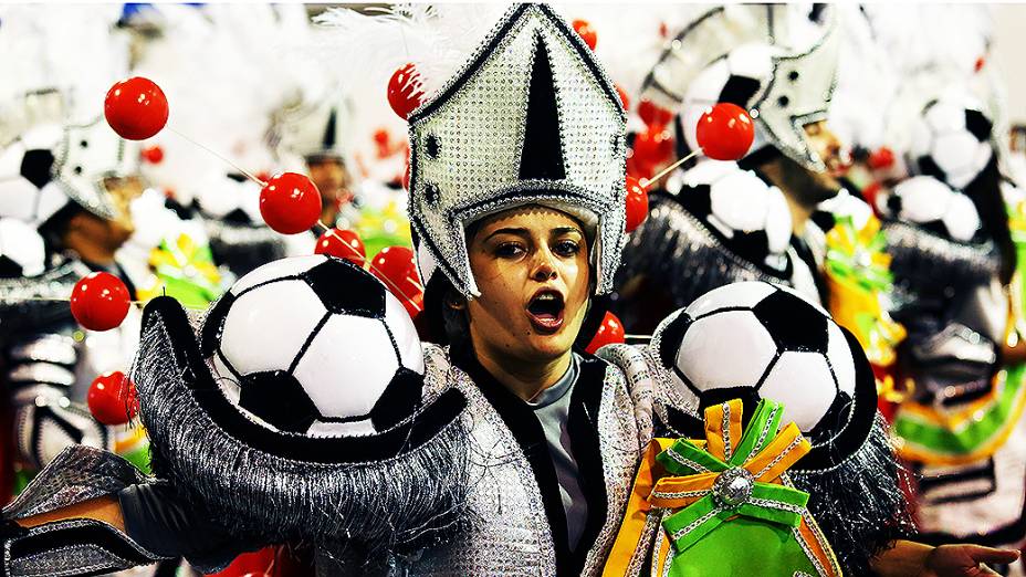 Leandro de Itaquera, recém-chegada ao Grupo Especial, abriu o Carnaval paulista