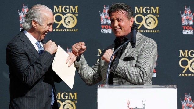 O presidente da MGM, Gary Barber, e o ator Sylvester Stallone, durante cerimônia em homenagem aos 90 anos do estúdio na Calçada da Fama de Hollywood