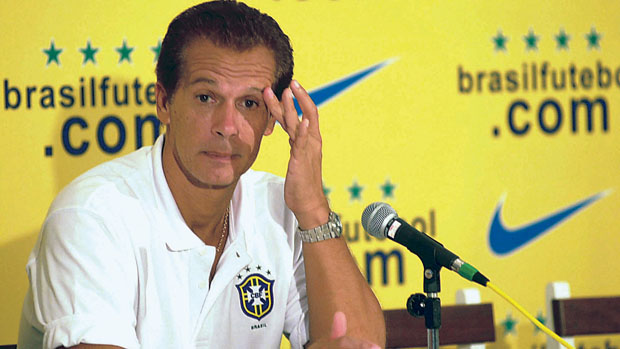 Leão, técnico da seleção brasileira, durante entrevista coletiva em 2001