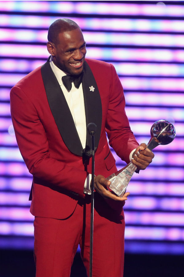O jogador de basquete LeBron James, eleito um dos mais bem vestidos do ano pela revista Vanity Fair