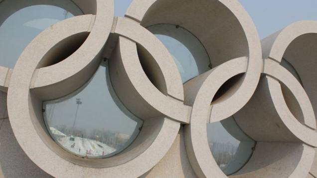 Anéis olímpicos no lado externo do Ninho do Pássaro, estádio dos Jogos de Pequim-2008