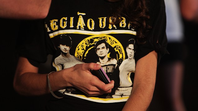 Fã mostra camiseta do grupo Legião Urbana antes do show