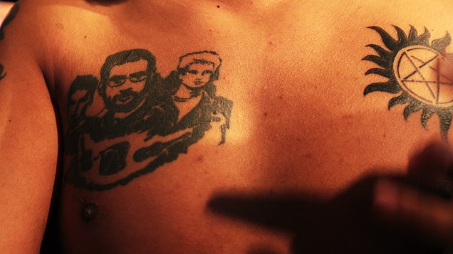 Fã mostra tatuagem do grupo Legião Urbana antes do show
