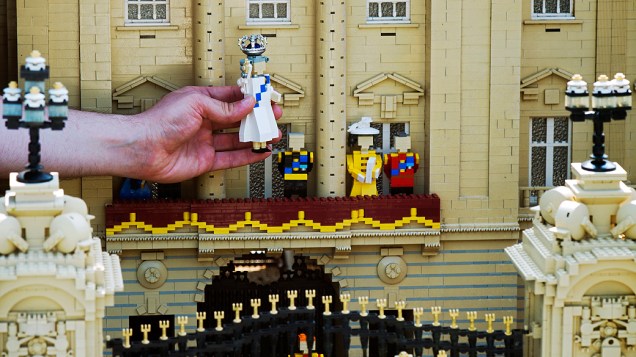 A rainha Elizabeth 2ª ganhou um boneco de lego de 10 cm em homenagem à comemoração de seu jubileu de diamante, exposto no parque Legoland, em Windsor, na Inglaterra