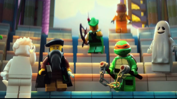 Michelangelo (Pintor) e Michelangelo (Tartaruga Nija) em cena do filme The Lego Movie
