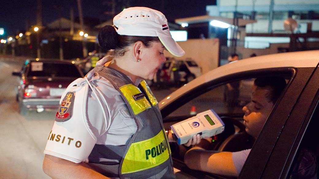 Policial realiza blitz da Lei Seca, em São Paulo