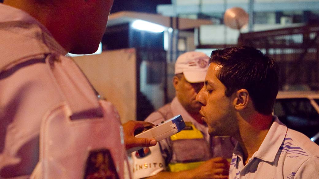 Policial realiza blitz da Lei Seca, em São Paulo