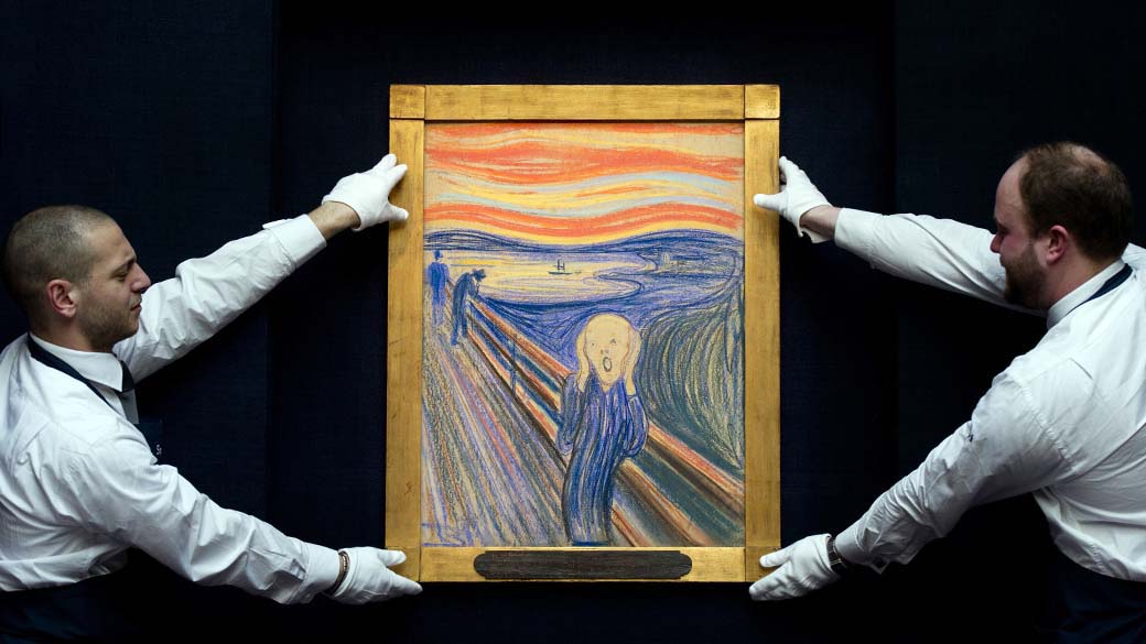 Em Londres, funcionários da Sotheby com a pintura 'O Grito' de Edvard Munch, que será leiolada em Nova York