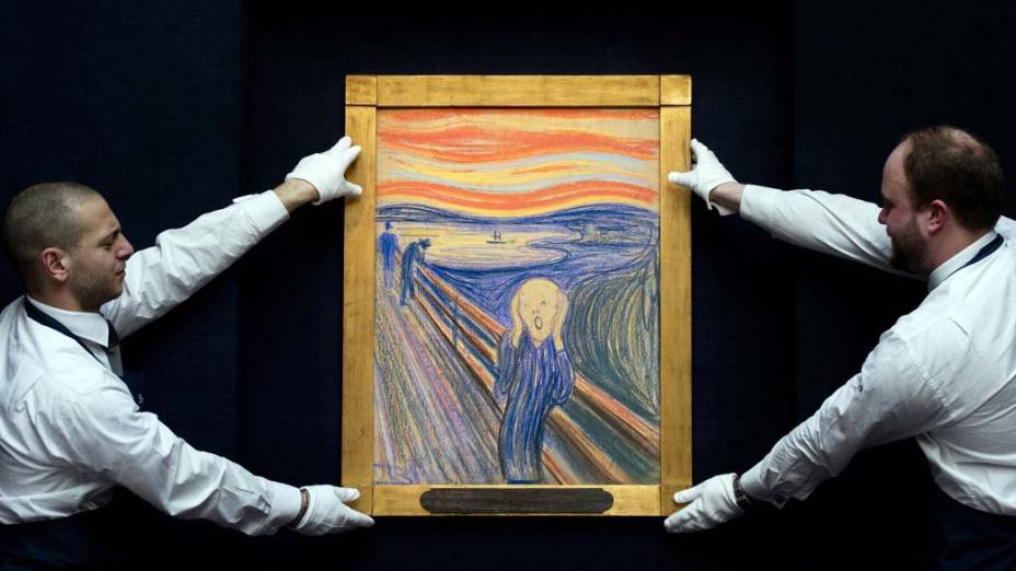 Em Londres, funcionários da Sotheby com a pintura O Grito de Edvard Munch, que será leiolada em Nova York