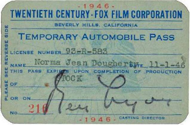 Cartão de estacionamento para os estúdios Twentieth Century Fox. Norma Jean Mortenson é o nome de batismo da atriz. O objeto foi vendido em um leilão virtual, em 2001.