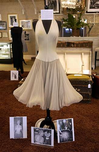 O vestido que Marilyn usou no filme Adorável Pecadora (1960) foi a leilão em 2005. A peça está estimada entre 15 mil e 20 mil dólares.