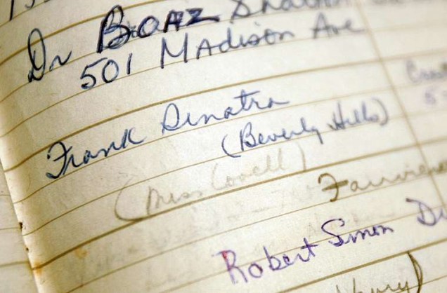 Em 2005, uma exposição reuniu mais de 250 itens de diversos artistas, como John Lennon e Charlie Chaplin, para serem leiloados. Na foto, caderno de endereços da atriz com informações do cantor Frank Sinatra.