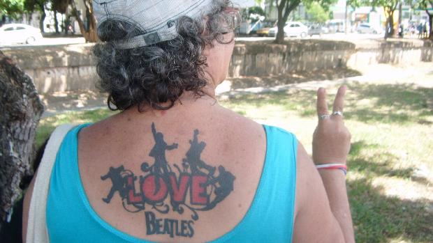 Lenira, fã de longa data dos Beatles, tatuou a banda em suas costas
