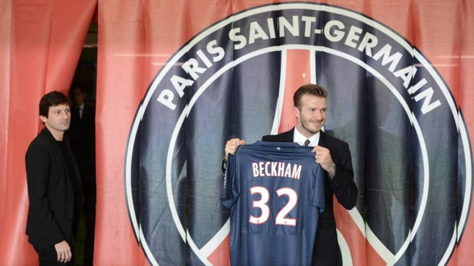 Leonardo e David Beckham na apresentação do astro inglês no PSG