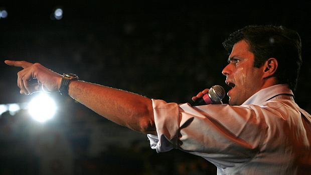 Leopoldo López e teve seus direitos políticos cassados até 2014