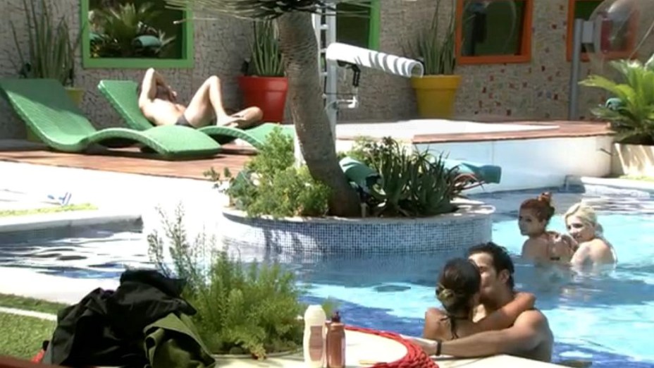 Letícia e Junior se beijam na piscina do BBB14; próximo do casal, Marcelo tenta não olhar