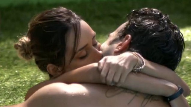 Letícia e Junior se beijam na piscina do BBB14