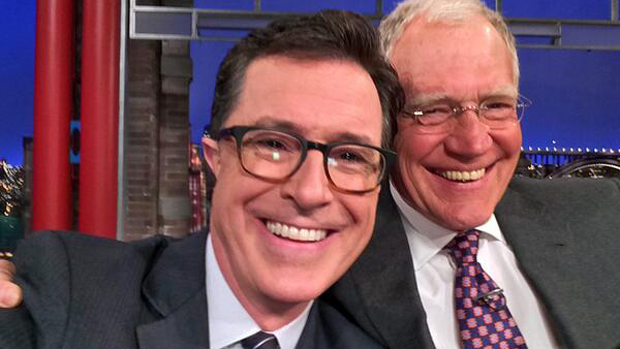 David Letterman recebe Stephen Colbert, que assume a bancada do programa 'The Late Show' em 2015