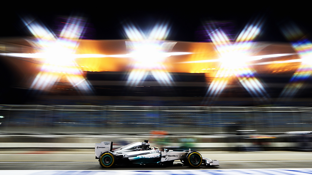 Lewis Hamilton, o mais rápido de dia e à noite no Bahrein