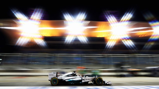 Lewis Hamilton é o mais rápido em treino noturno no Bahrein, nesta sexta-feira (04)<br><br> 