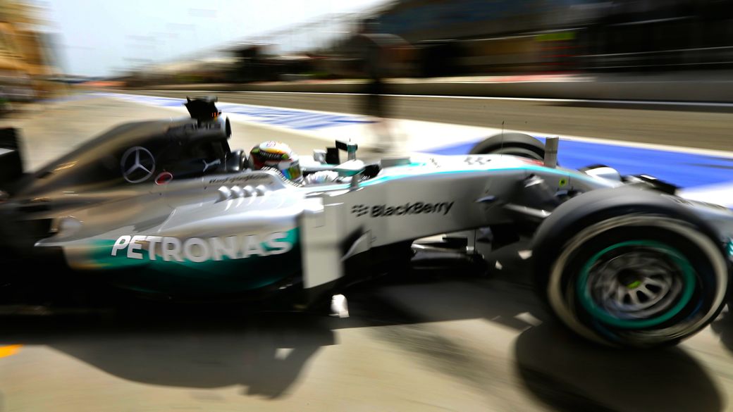 Mercedes na frente: Lewis Hamilton, que venceu na Malásia, voltou a ser dominante no treino desta sexta, no Bahrein