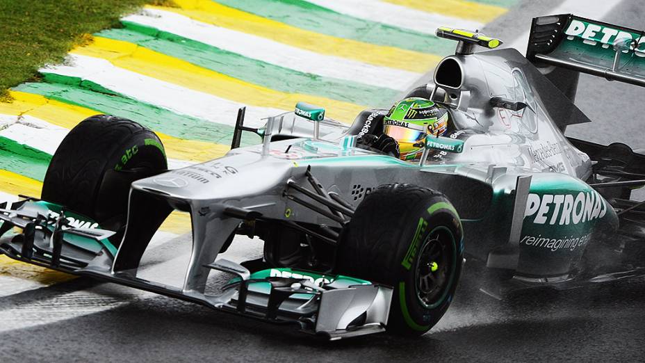 Lewis Hamilton durante o segundo dia de treino livre no circuito de Interlagos, em São Paulo