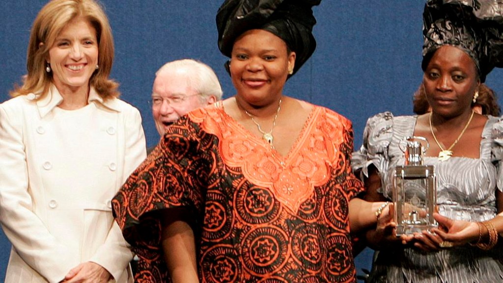 A ativista liberiana Leymah Gbowee (no centro) recebe um prêmio na Biblioteca Presidencial John F. Kennedy, em Boston, das mãos da filha do ex-presidente americano, Caroline (à esq.), em 2009